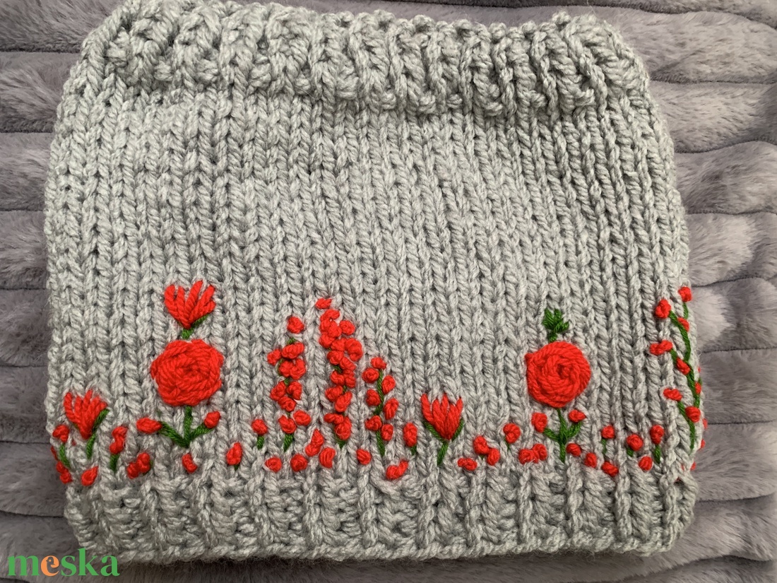 Körsál virágos kertet idéző, kézi kötésű virágokkal hímzek vidám körsál keki színben várja új tulajdonosát - ruha & divat - sál, sapka, kendő - sál - Meska.hu