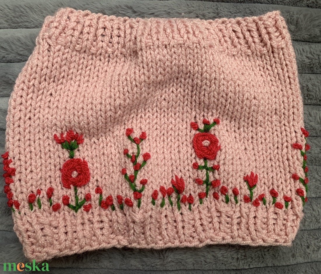 Körsál Barbi rózsaszívirágos kertet idéző, kézi kötésű virágokkal hímzek vidám körsál  - ruha & divat - sál, sapka, kendő - sál - Meska.hu