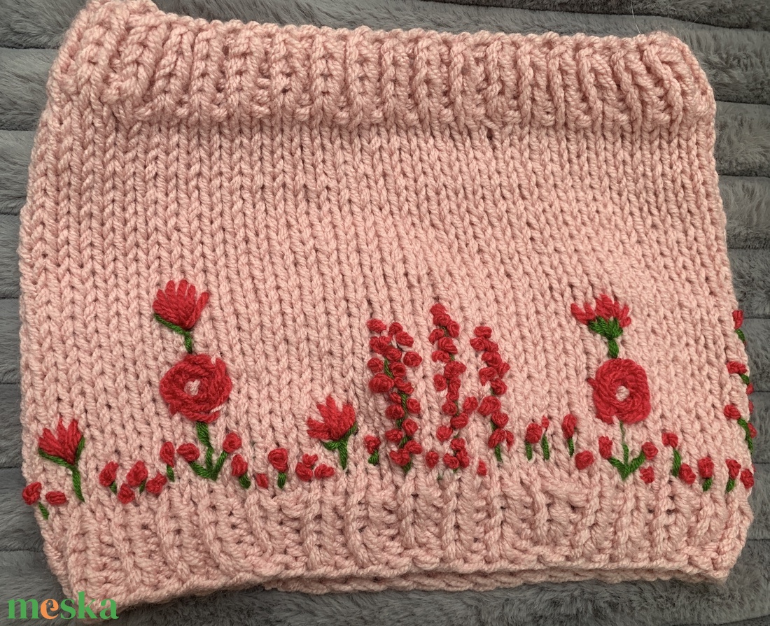 Körsál Barbi rózsaszívirágos kertet idéző, kézi kötésű virágokkal hímzek vidám körsál  - ruha & divat - sál, sapka, kendő - sál - Meska.hu