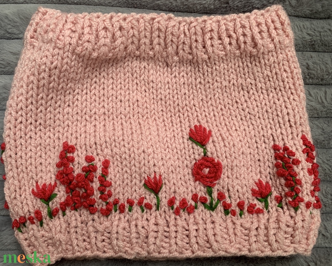 Körsál Barbi rózsaszívirágos kertet idéző, kézi kötésű virágokkal hímzek vidám körsál  - ruha & divat - sál, sapka, kendő - sál - Meska.hu