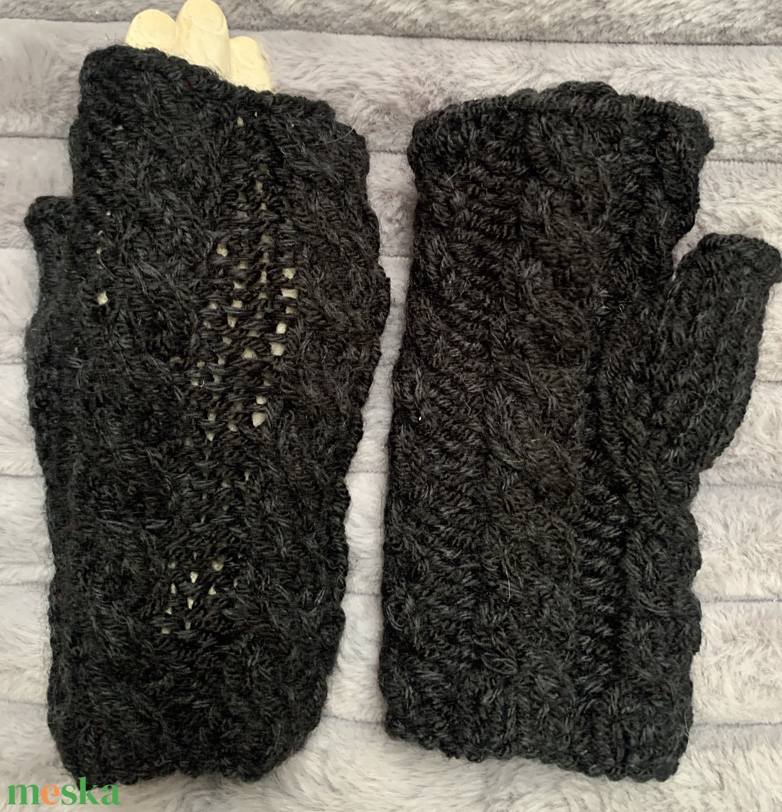 Kesztyű, Kézi kötésű fekete csavart mintás ujjatlan  kesztyű  eladó. - ruha & divat - sál, sapka, kendő - kesztyű - Meska.hu