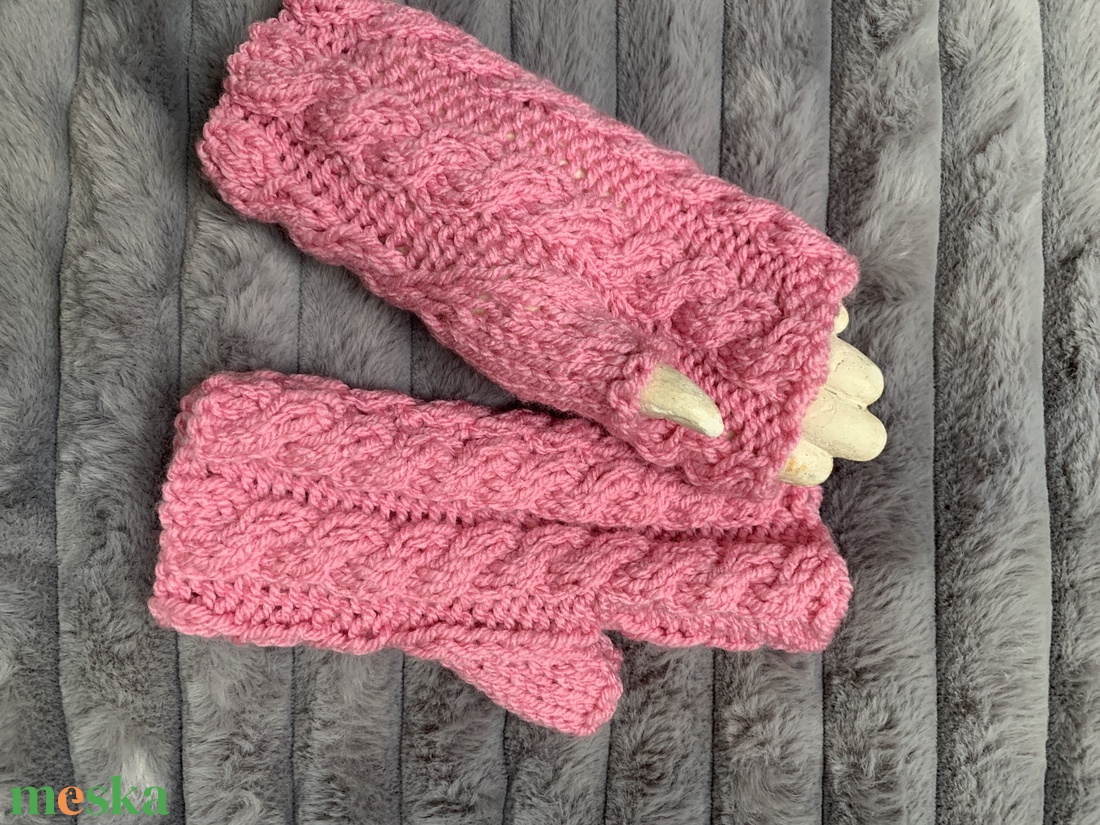 Kesztyű Barbi rózsaszín fonalból készült , kézi kötésű ujjatlan  csavart mintájú kesztyű eladó. - ruha & divat - sál, sapka, kendő - kesztyű - Meska.hu