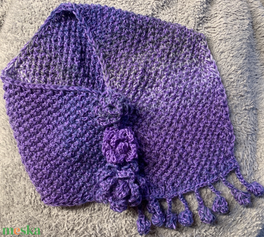 Sál kézi készítésű lila  melírozott  gyapjú  fonalból  kötöttem és  horgolt virágokkal tettem  egyedivé  - ruha & divat - sál, sapka, kendő - stóla - Meska.hu