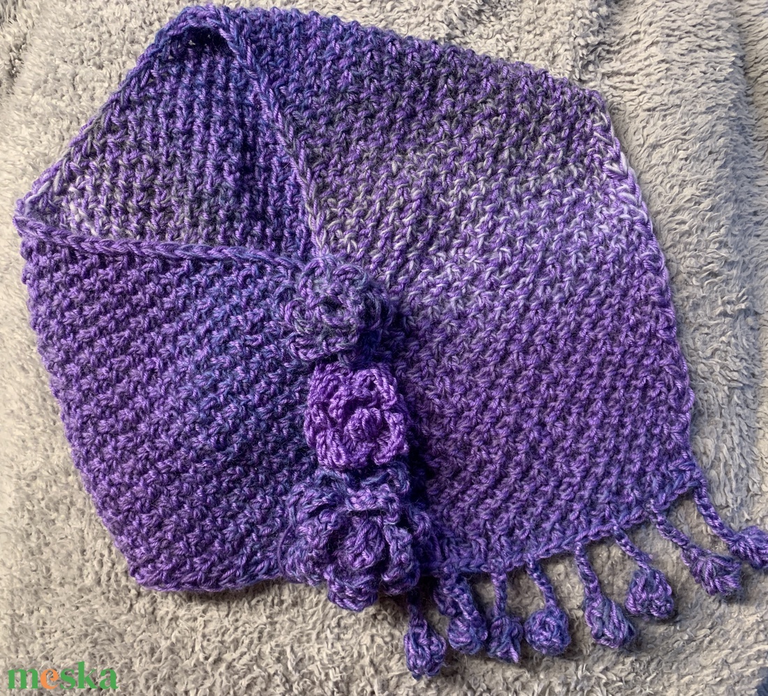 Sál kézi készítésű lila  melírozott  gyapjú  fonalból  kötöttem és  horgolt virágokkal tettem  egyedivé  - ruha & divat - sál, sapka, kendő - stóla - Meska.hu