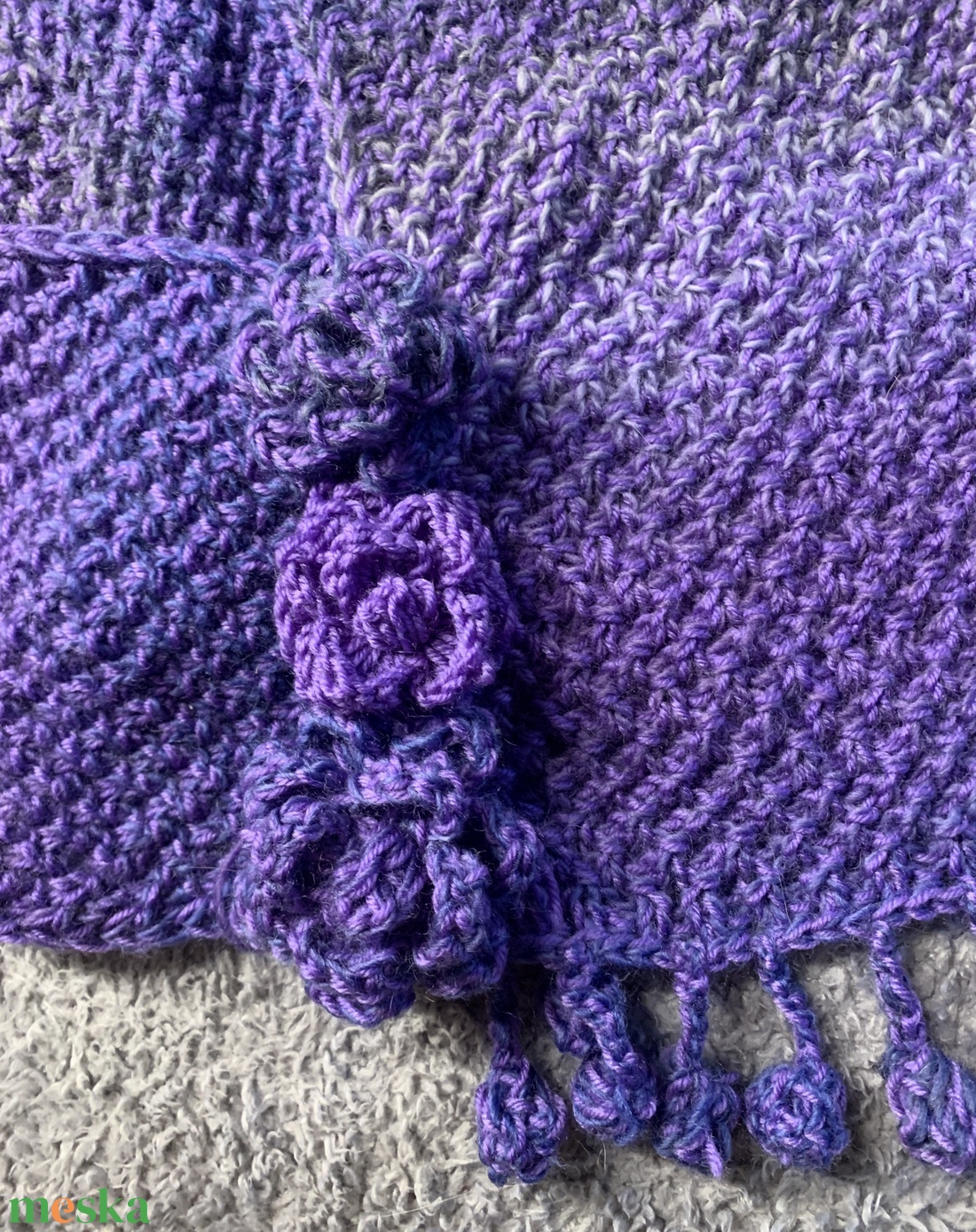 Sál kézi készítésű lila  melírozott  gyapjú  fonalból  kötöttem és  horgolt virágokkal tettem  egyedivé  - ruha & divat - sál, sapka, kendő - stóla - Meska.hu