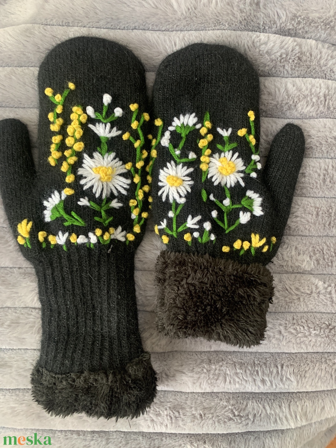  Fekete kötött anyagból készült egy ujjas kesztyű fehér hímzett virágokkal eladó - ruha & divat - sál, sapka, kendő - kesztyű - Meska.hu