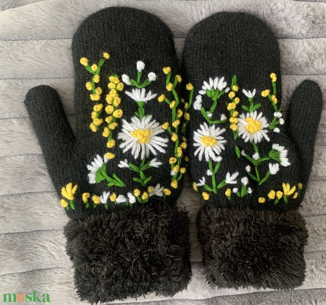  Fekete kötött anyagból készült egy ujjas kesztyű fehér hímzett virágokkal eladó - ruha & divat - sál, sapka, kendő - kesztyű - Meska.hu