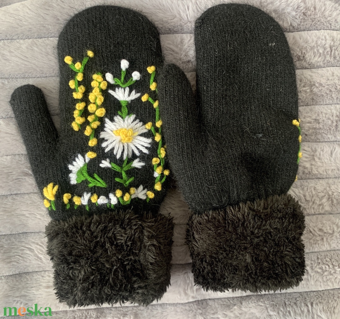  Fekete kötött anyagból készült egy ujjas kesztyű fehér hímzett virágokkal eladó - ruha & divat - sál, sapka, kendő - kesztyű - Meska.hu