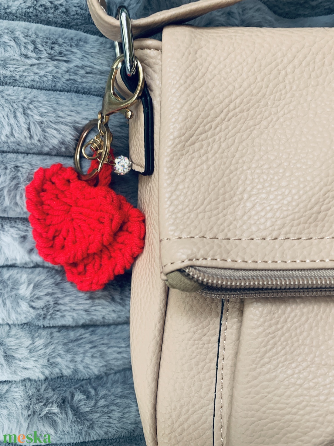 Kulcstartó, táska  dísz piros  horgolt szivekkel - ékszer - nyaklánc - medálos nyaklánc - Meska.hu