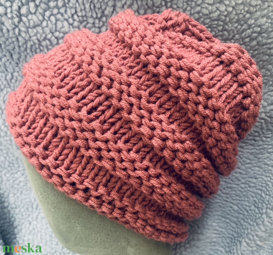 Sapka. Kézi kötésű padlizsán színűs slouchy fazonú női sapka eladó - ruha & divat - sál, sapka, kendő - sapka - Meska.hu