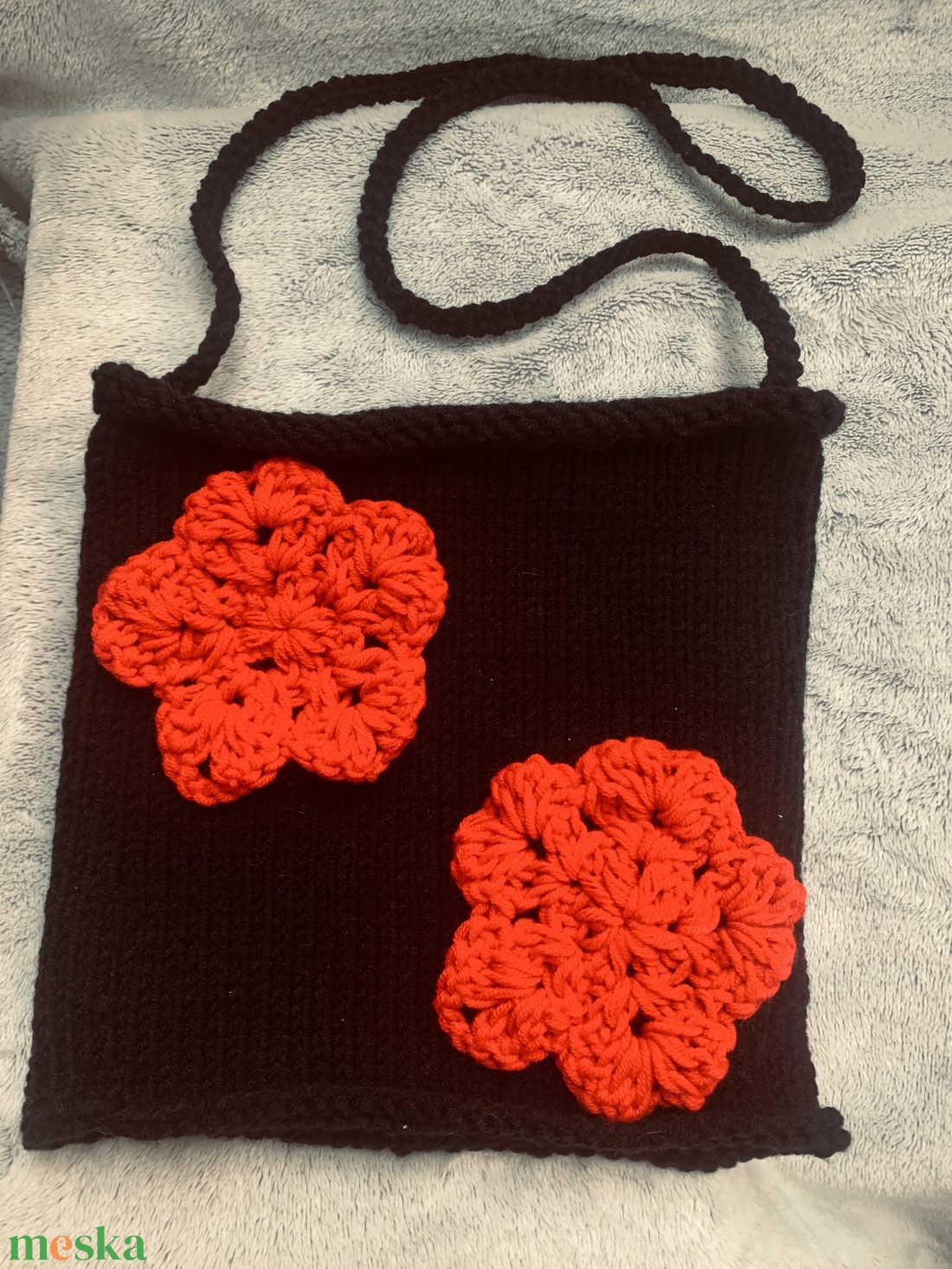 Táska. Fekete kötött táska  piros virágokkal díszítve  eladó - táska & tok - kézitáska & válltáska - belső rendező - Meska.hu