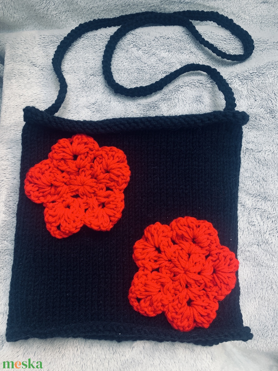 Táska. Fekete kötött táska  piros virágokkal díszítve  eladó - táska & tok - kézitáska & válltáska - belső rendező - Meska.hu