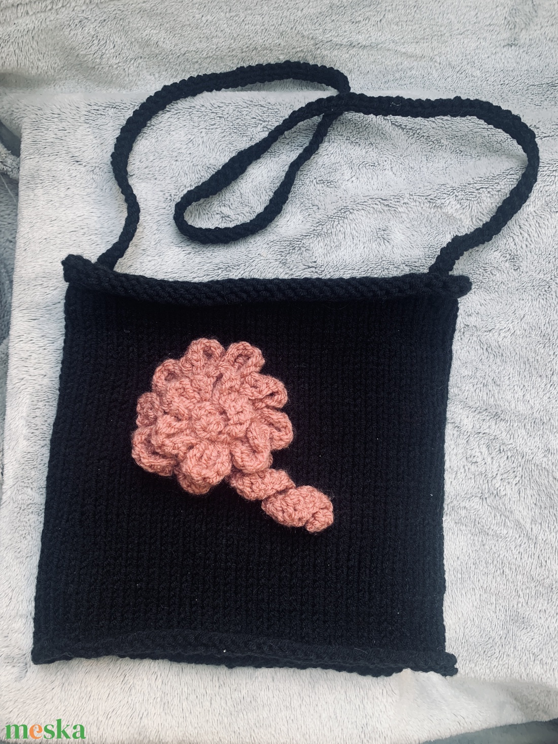 Táska. Fekete kötött táska  púder színű virággal díszítve  eladó - táska & tok - kézitáska & válltáska - belső rendező - Meska.hu