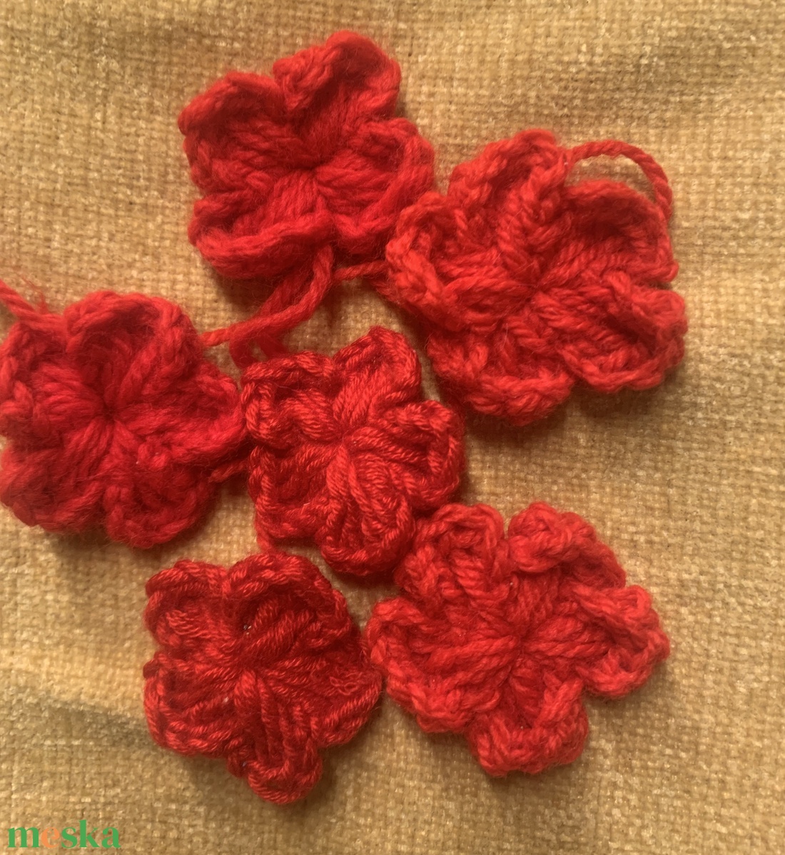 Virágok horgolt  piros  virágok eladók  6 db/csomag  - kellékek & szerszámok - dekorációs kellékek - Meska.hu