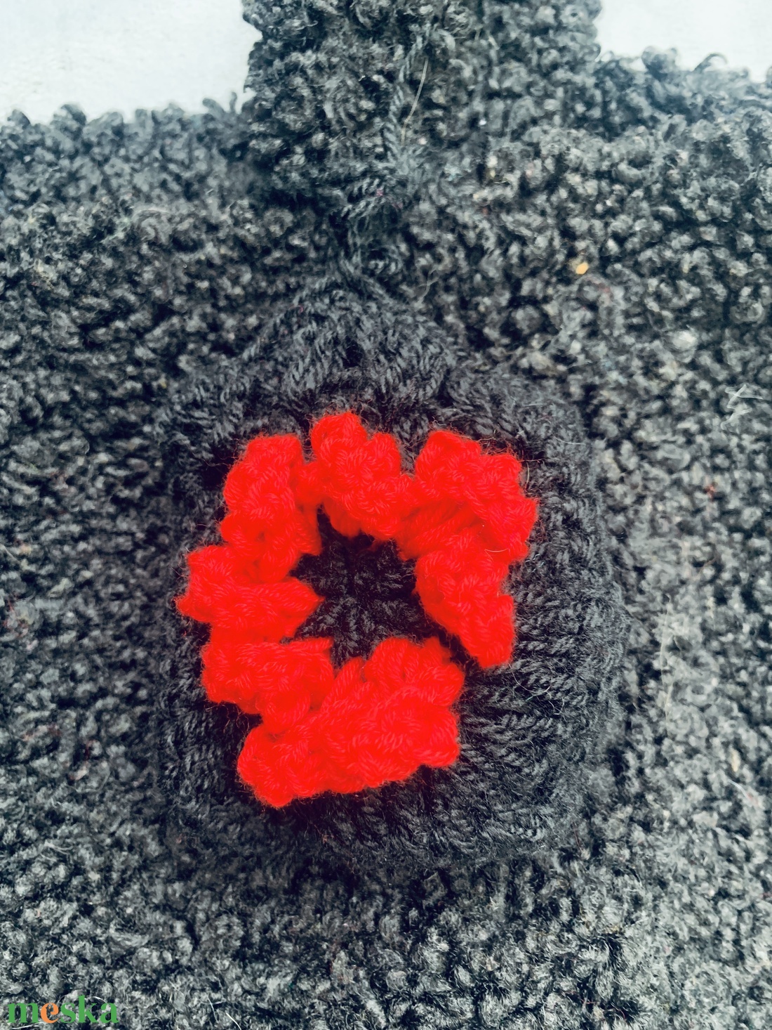 Fekete  kötött táska dísz  piros színű virággal díszítve  eladó - táska & tok - kézitáska & válltáska - belső rendező - Meska.hu