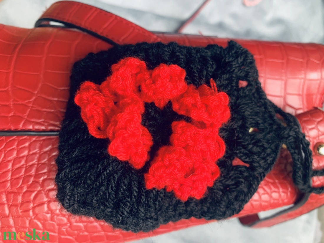 Fekete  kötött táska dísz  piros színű virággal díszítve  eladó - táska & tok - kézitáska & válltáska - belső rendező - Meska.hu