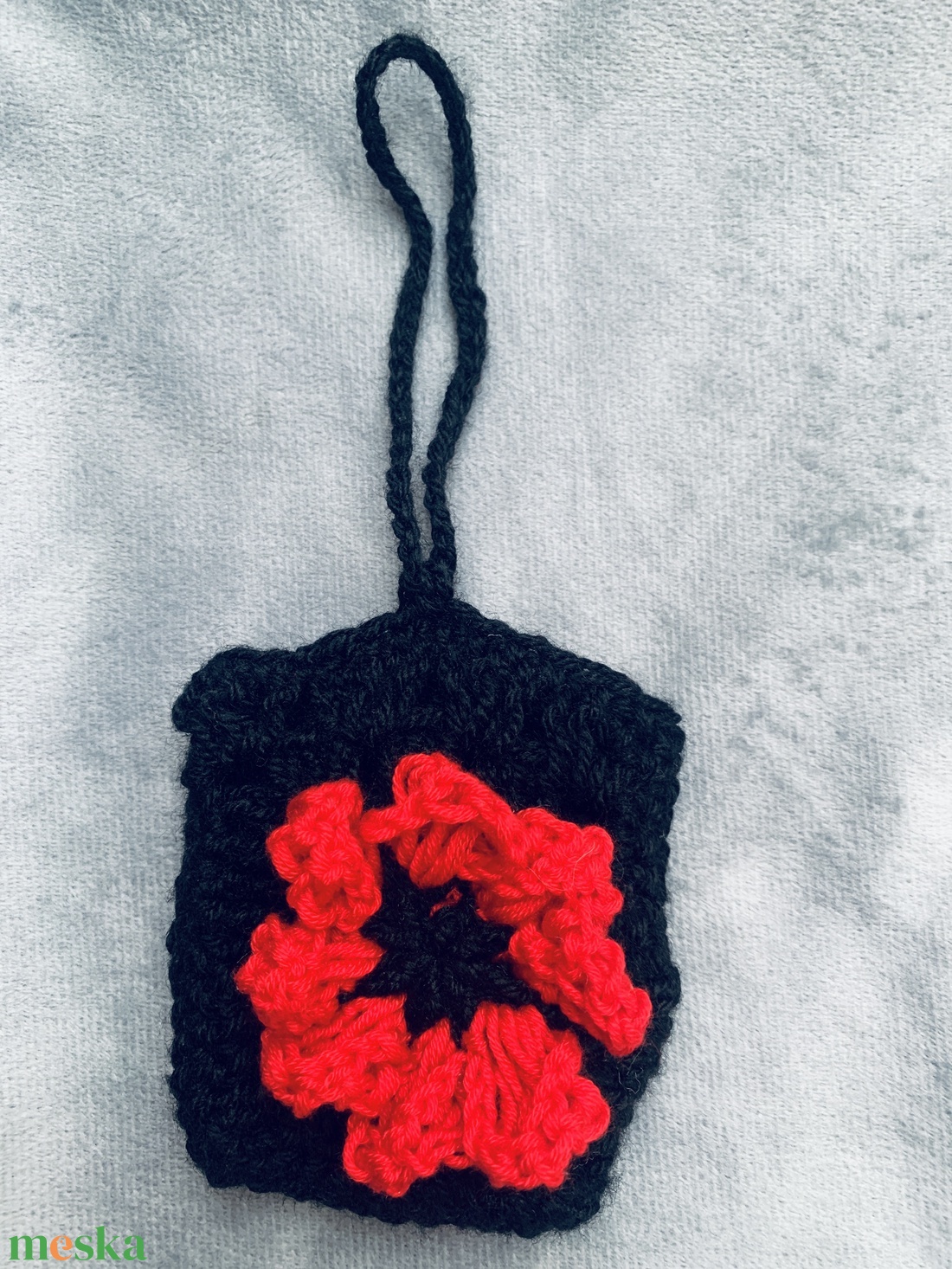 Fekete  kötött táska dísz  piros színű virággal díszítve  eladó - táska & tok - kézitáska & válltáska - belső rendező - Meska.hu