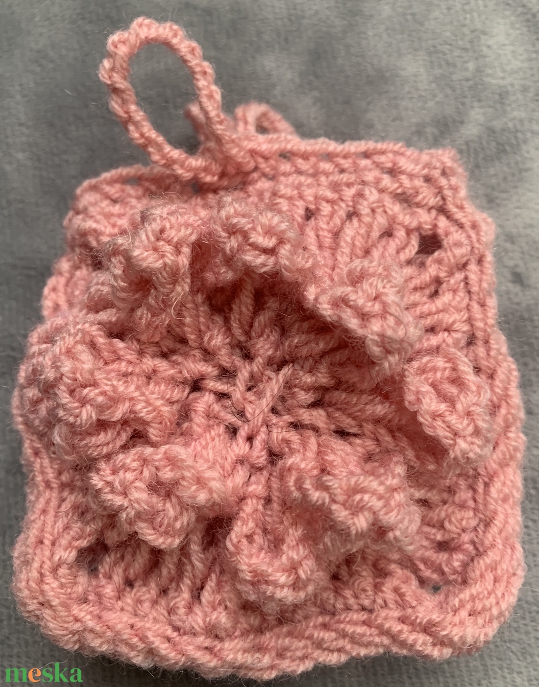Fekete  kötött táska dísz  rózsaszín virággal díszítve  eladó - táska & tok - kézitáska & válltáska - belső rendező - Meska.hu