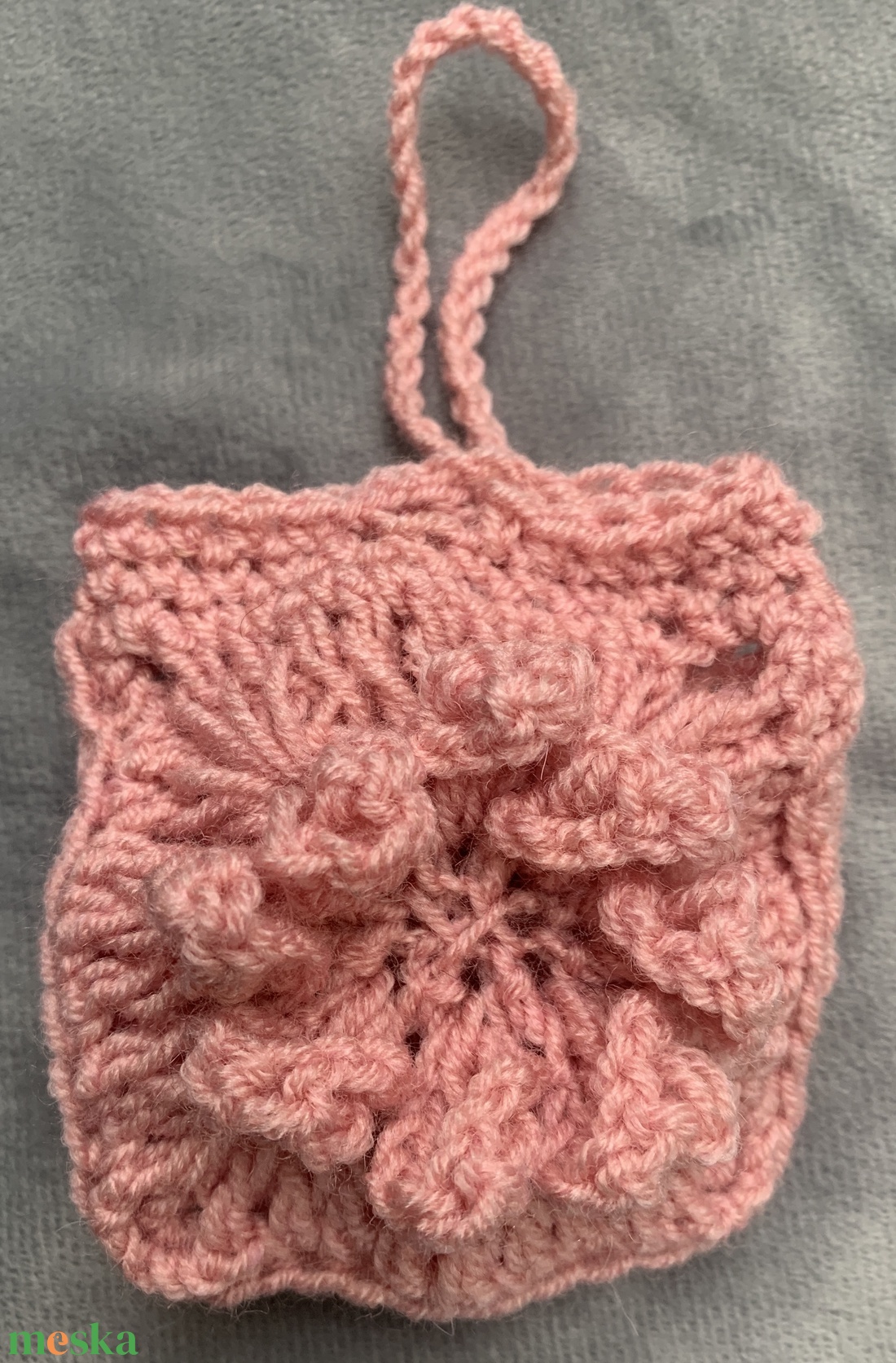 Fekete  kötött táska dísz  rózsaszín virággal díszítve  eladó - táska & tok - kézitáska & válltáska - belső rendező - Meska.hu