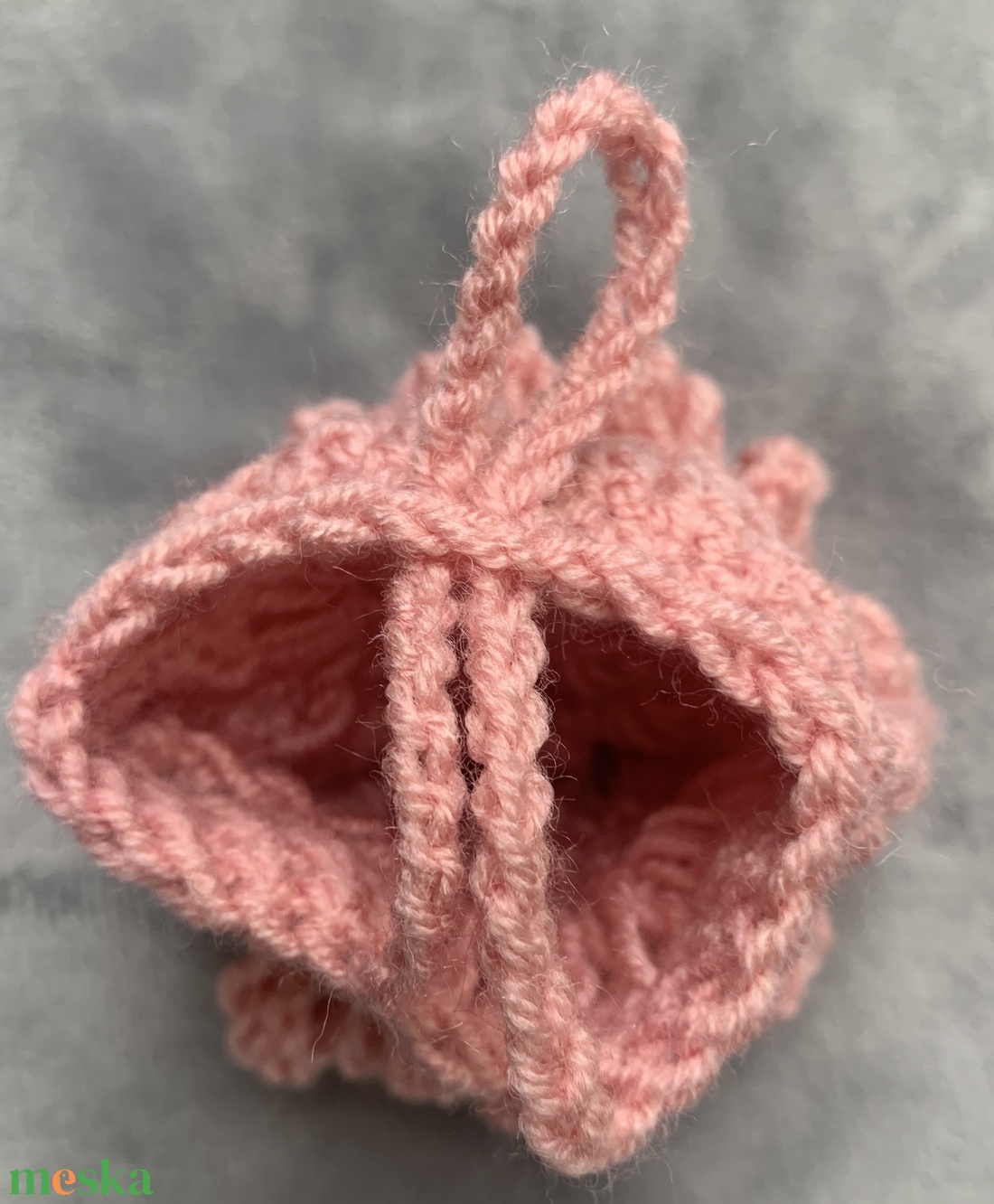 Fekete  kötött táska dísz  rózsaszín virággal díszítve  eladó - táska & tok - kézitáska & válltáska - belső rendező - Meska.hu