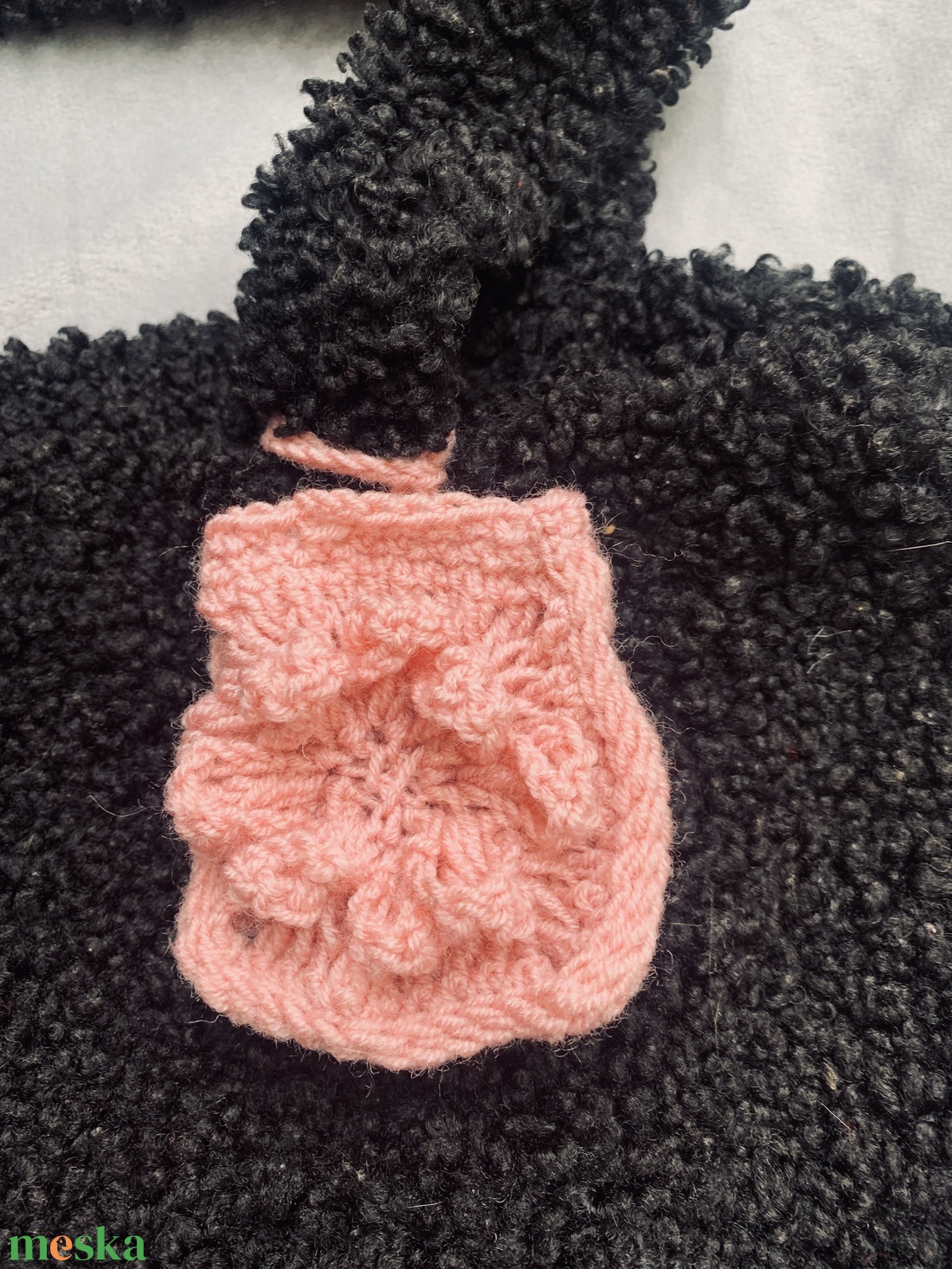 Fekete  kötött táska dísz  rózsaszín virággal díszítve  eladó - táska & tok - kézitáska & válltáska - belső rendező - Meska.hu