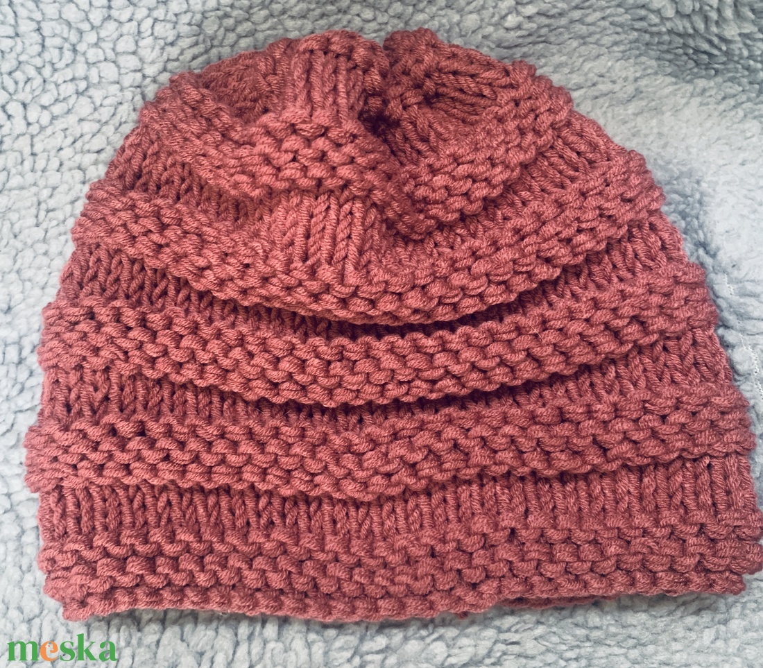 Sapka. Kézi kötésű padlizsán színűs slouchy fazonú női sapka eladó - ruha & divat - sál, sapka, kendő - sapka - Meska.hu