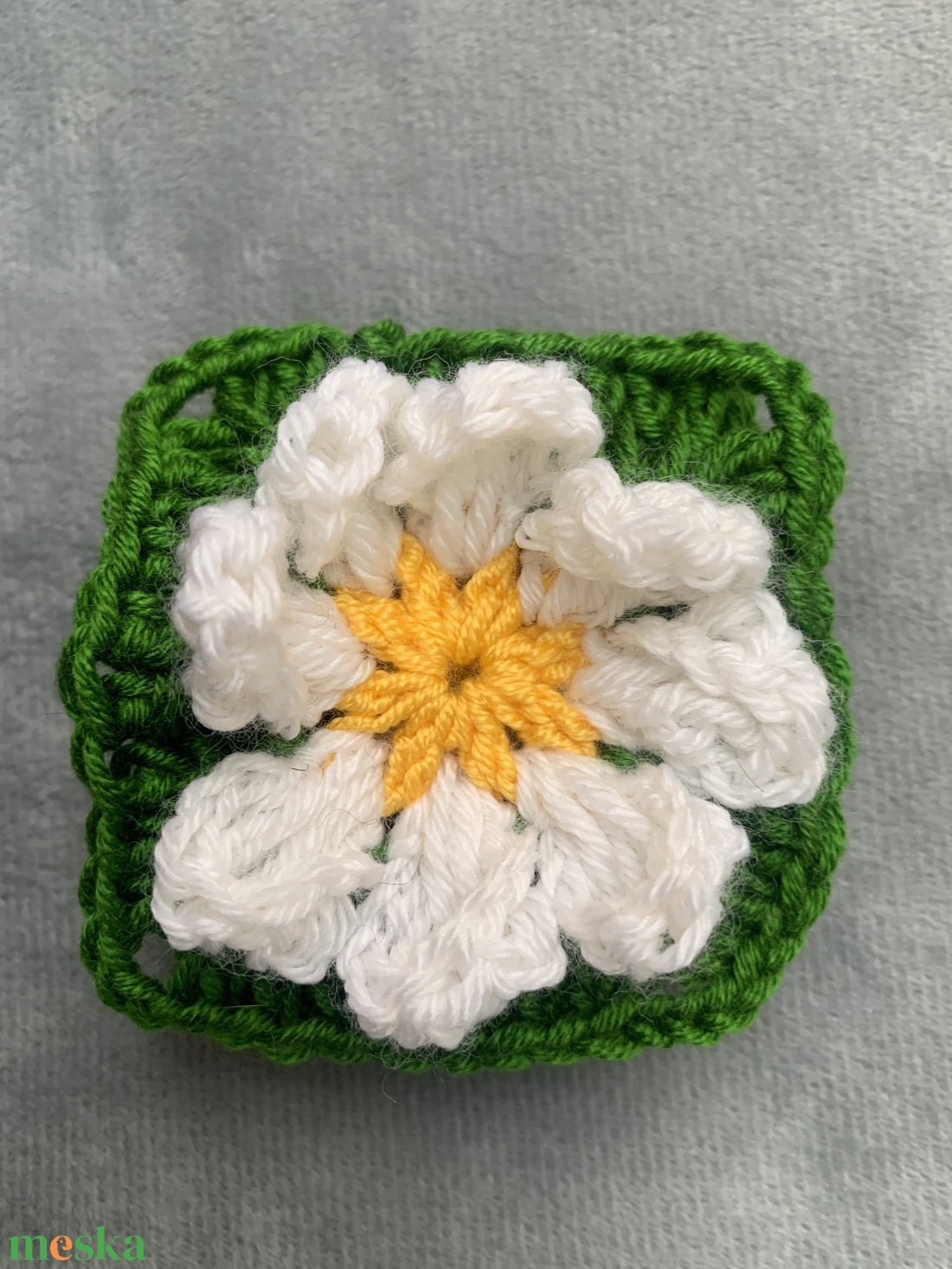 Fekete  kötött táska dísz  zöld  fehér virággal díszítve  eladó - táska & tok - kézitáska & válltáska - belső rendező - Meska.hu