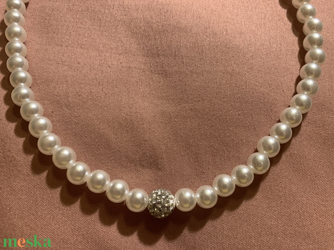 Feher Gyöngyökből készült vintage stílusú nyaklánc - ékszer - nyaklánc - gyöngyös nyaklánc - Meska.hu