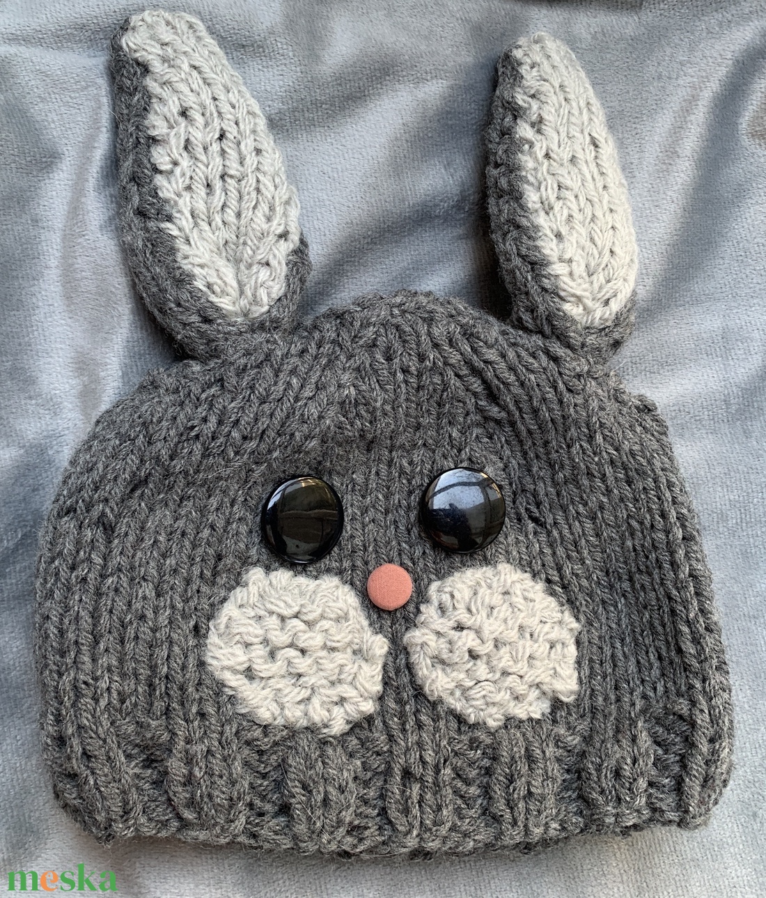 Sapka. Kézi kötésű,  sötét szürke   női sapka virágokkal hímezve  eladó Anyaga gyapjús kevert fonal.  - ruha & divat - sál, sapka, kendő - sapka & sál szett - Meska.hu