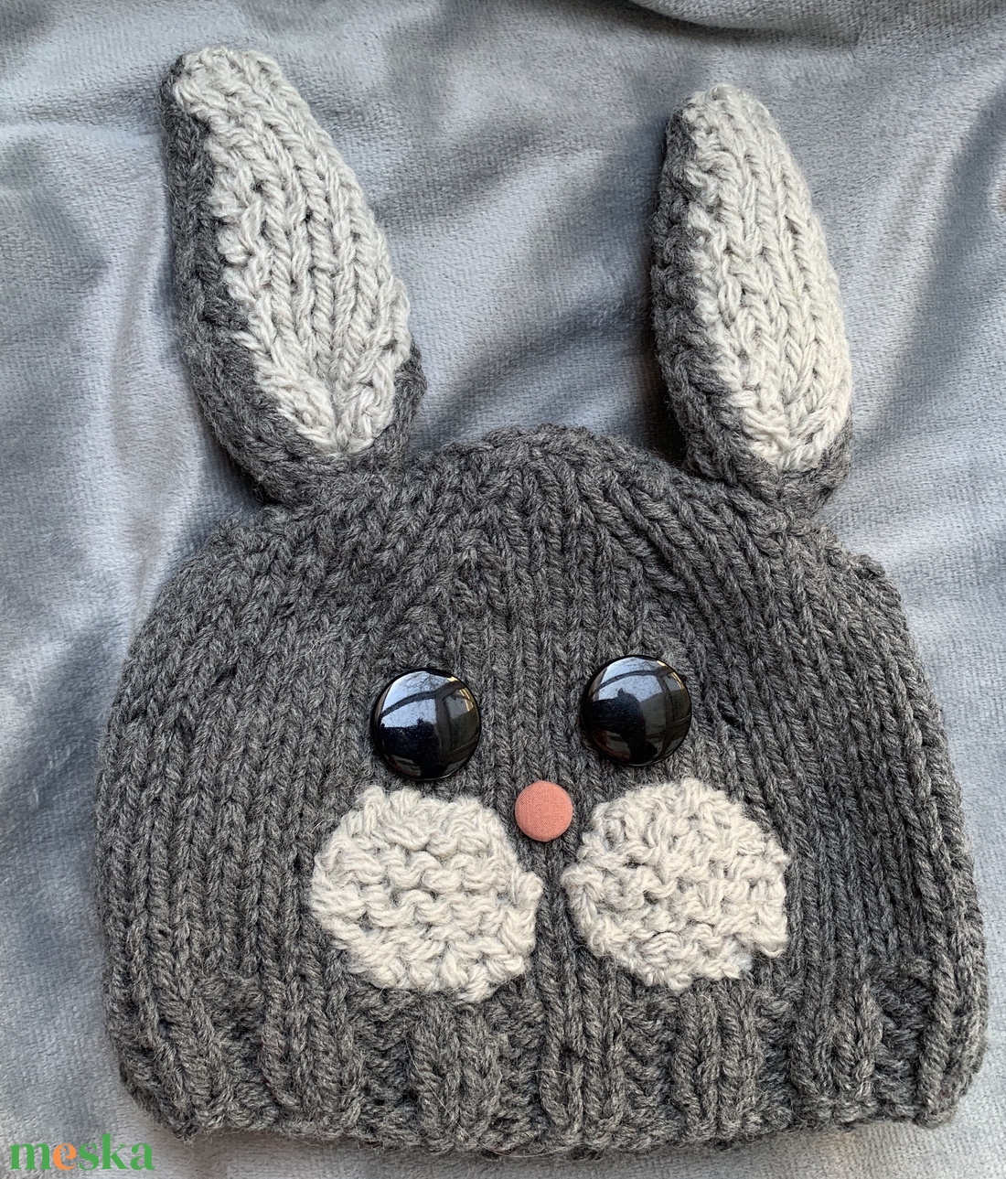 Sapka. Kézi kötésű,  sötét szürke   női sapka virágokkal hímezve  eladó Anyaga gyapjús kevert fonal.  - ruha & divat - sál, sapka, kendő - sapka & sál szett - Meska.hu