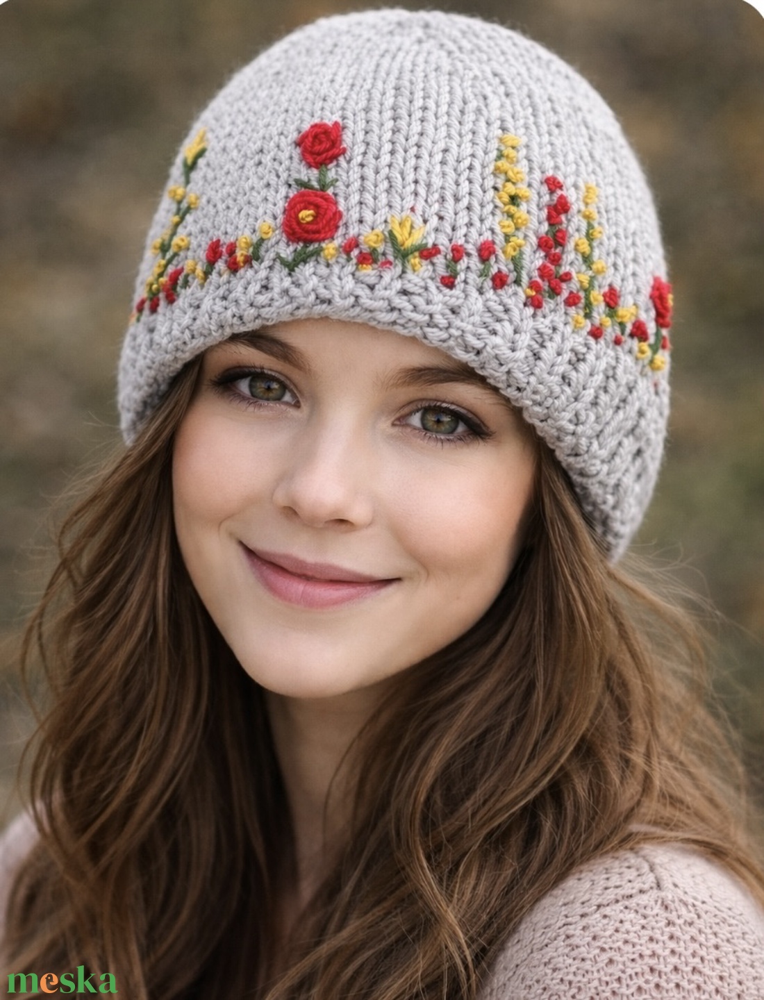 Sapka. Kézi kötésű, világos szürke  slouchy fazonú női sapka virágokkal hímezve  eladó Anyaga gyapjús kevert fonal.  - ruha & divat - sál, sapka, kendő - sapka & sál szett - Meska.hu
