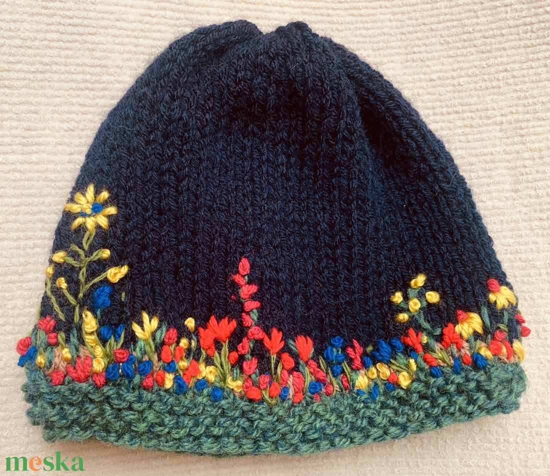 Sapka. Kézi kötésű,  sötét  kék   női sapka virágokkal hímezve  eladó Anyaga gyapjús kevert fonal.  - ruha & divat - sál, sapka, kendő - sapka & sál szett - Meska.hu