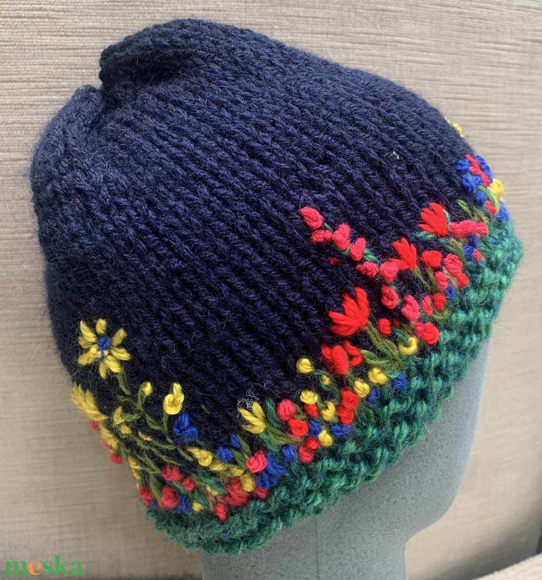 Sapka. Kézi kötésű,  sötét  kék   női sapka virágokkal hímezve  eladó Anyaga gyapjús kevert fonal.  - ruha & divat - sál, sapka, kendő - sapka & sál szett - Meska.hu