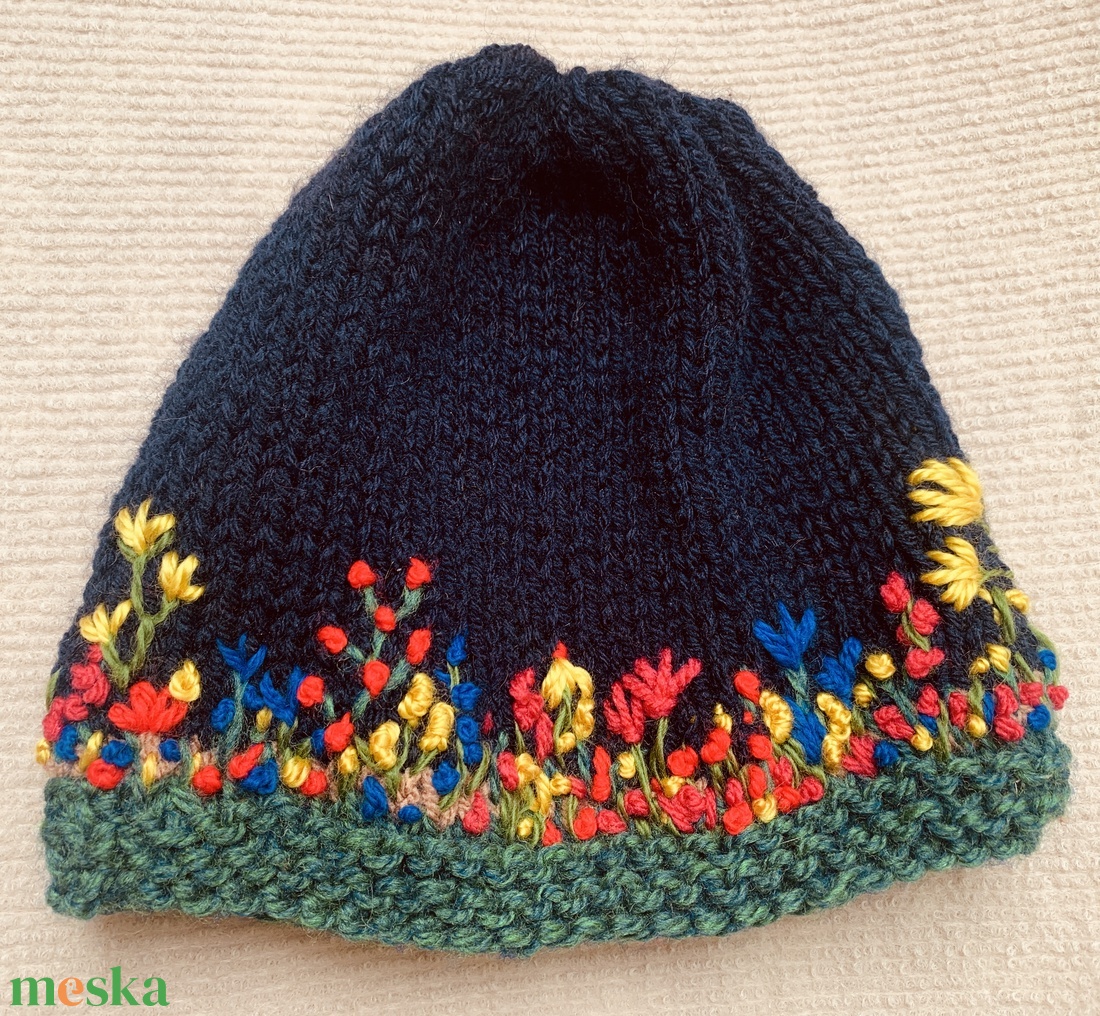 Sapka. Kézi kötésű,  sötét  kék   női sapka virágokkal hímezve  eladó Anyaga gyapjús kevert fonal.  - ruha & divat - sál, sapka, kendő - sapka & sál szett - Meska.hu