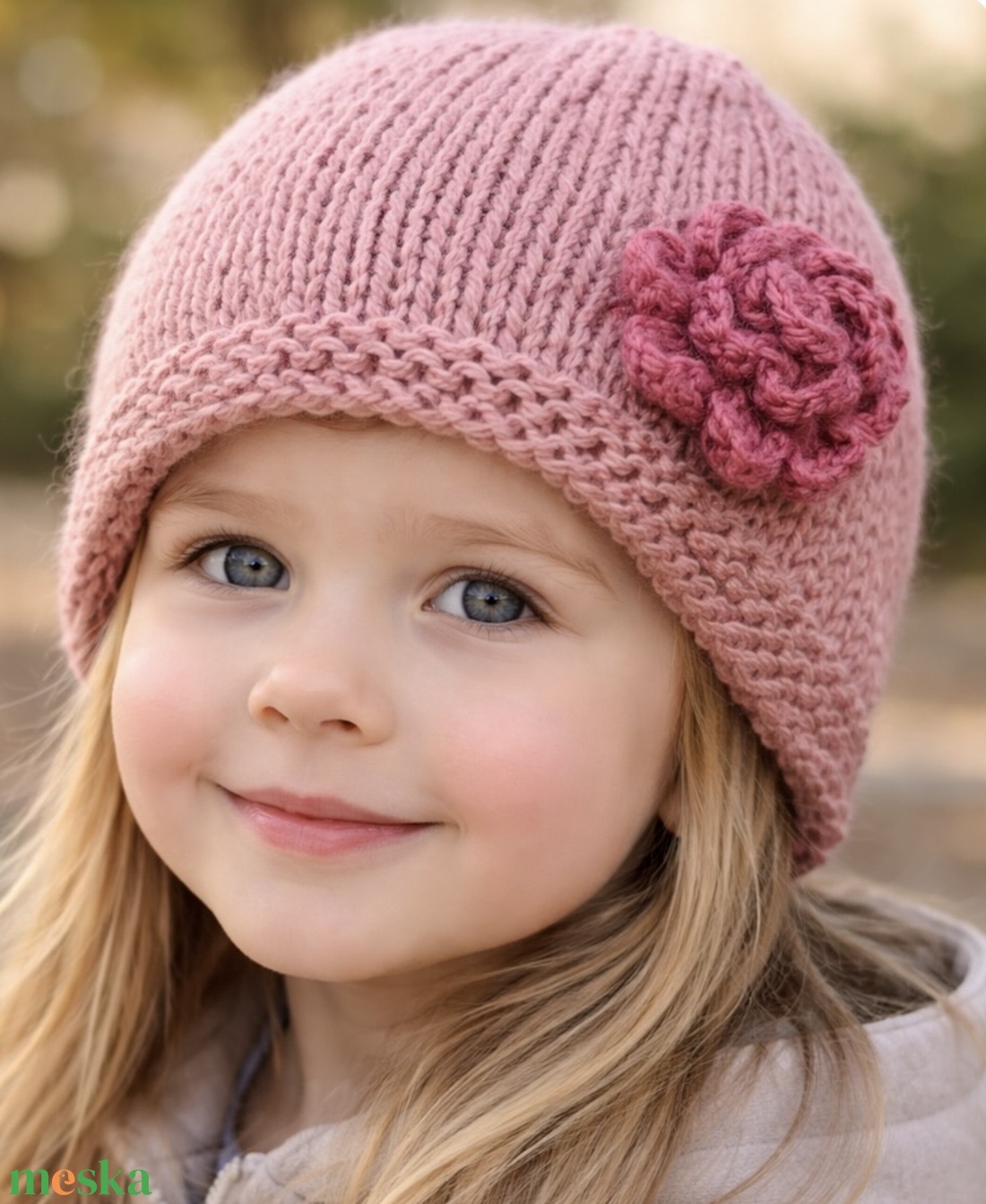 Gyerek sapka . Kézi kötésű  púder színű sapka  horgolt hímzett piros virágokkal díszítve eladó. - ruha & divat - sál, sapka, kendő - sapka - Meska.hu
