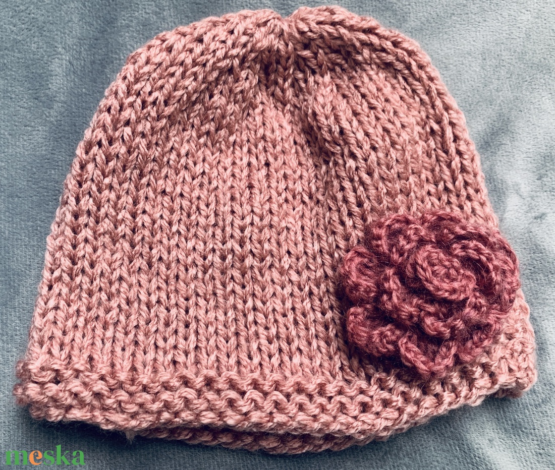 Gyerek sapka . Kézi kötésű  púder színű sapka  horgolt hímzett piros virágokkal díszítve eladó. - ruha & divat - sál, sapka, kendő - sapka - Meska.hu