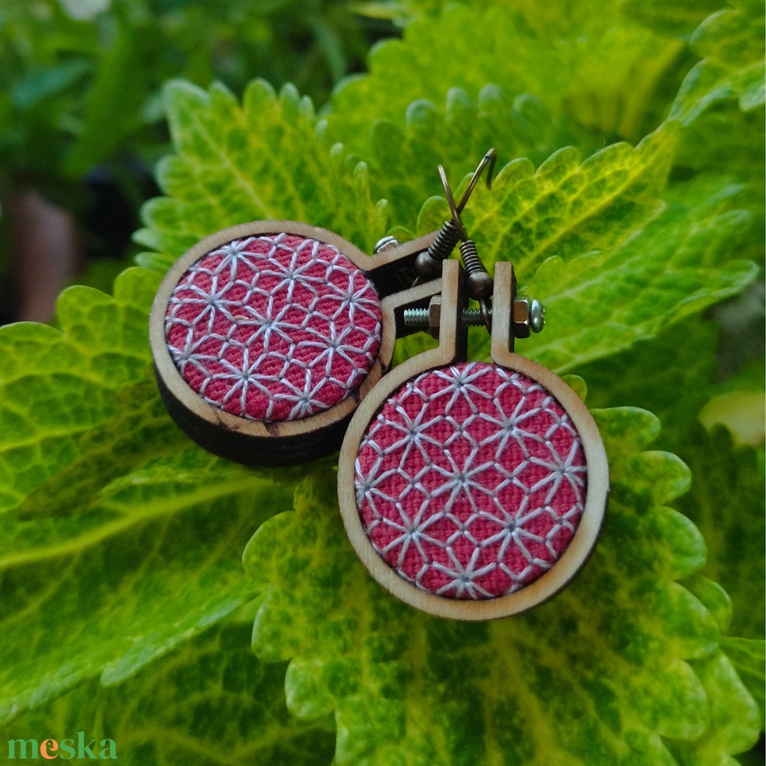 Blackwork csipkemintás hímzett fülbevaló - ékszer - fülbevaló - lógós kerek fülbevaló - Meska.hu Blackwork csipkemintás hímzett fülbevaló - ékszer - fülbevaló - lógós kerek fülbevaló - Meska.hu