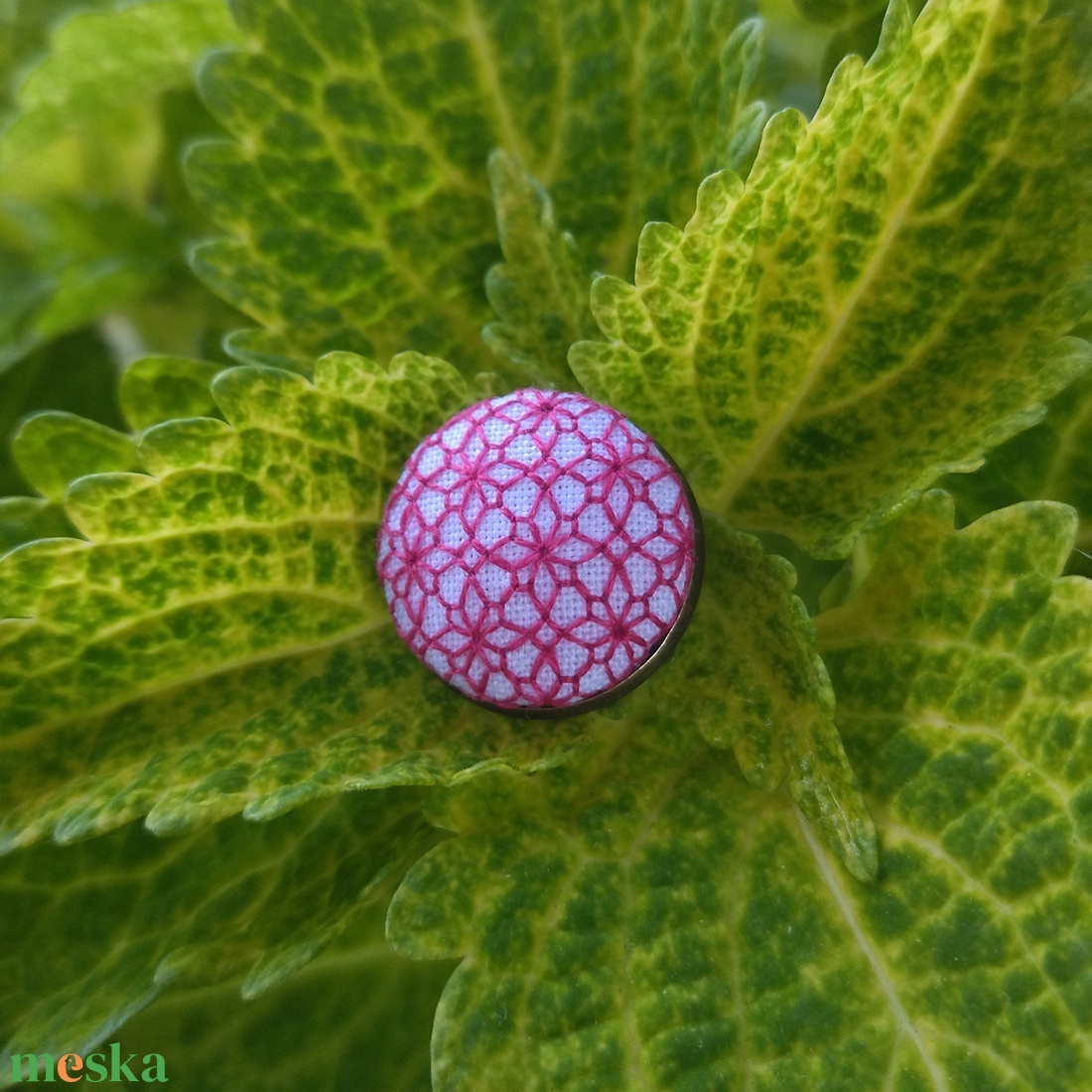 Rózsaszín csipkemintával, blackwork kitűző/bross - ékszer - kitűző és bross - Meska.hu