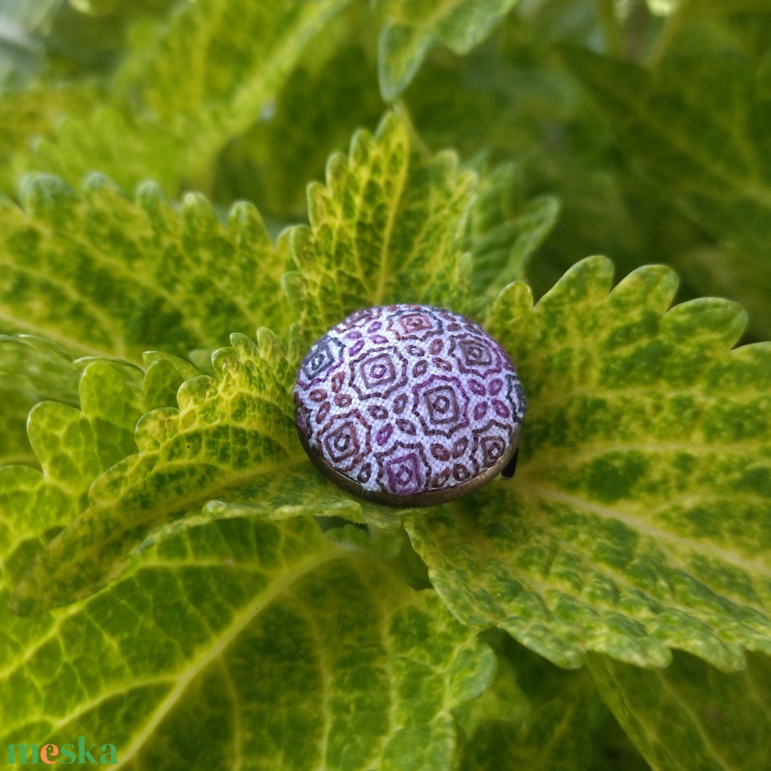 Lila-barna csipkemintával, blackwork kitűző/bross - ékszer - kitűző és bross - Meska.hu