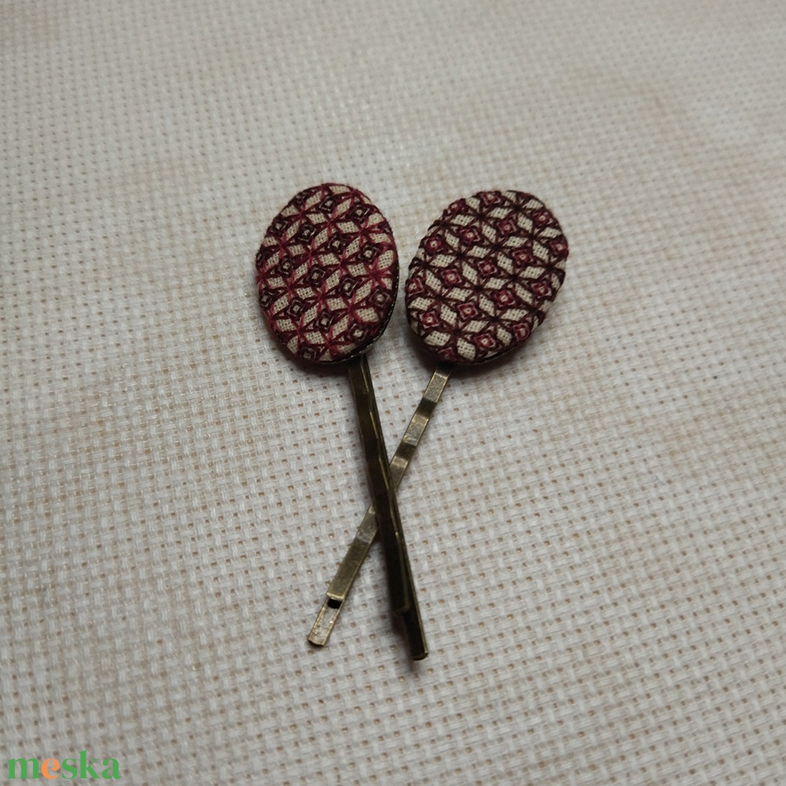 Nonfiguratív blackwork mintás hímzett hullámcsat - ruha & divat - hajdísz & hajcsat - hajcsat & hajtű - Meska.hu Nonfiguratív blackwork mintás hímzett hullámcsat - ruha & divat - hajdísz & hajcsat - hajcsat & hajtű - Meska.hu