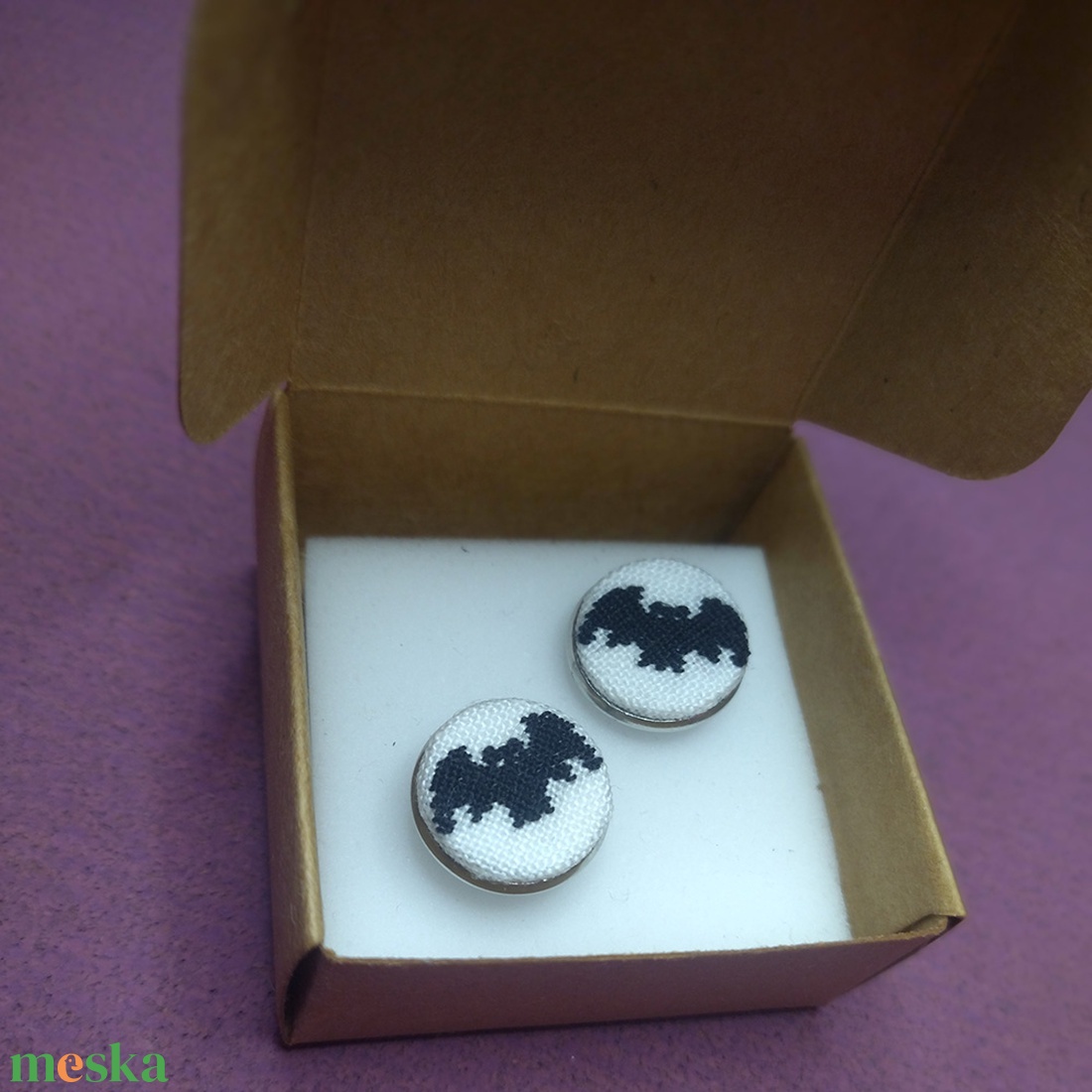 Hímzett mandzsettagomb, denevér - ékszer - mandzsettagomb - Meska.hu