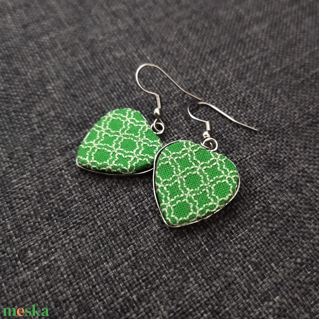 Zöld szív - hímzett fülbevaló - ékszer - fülbevaló - lógó fülbevaló - Meska.hu