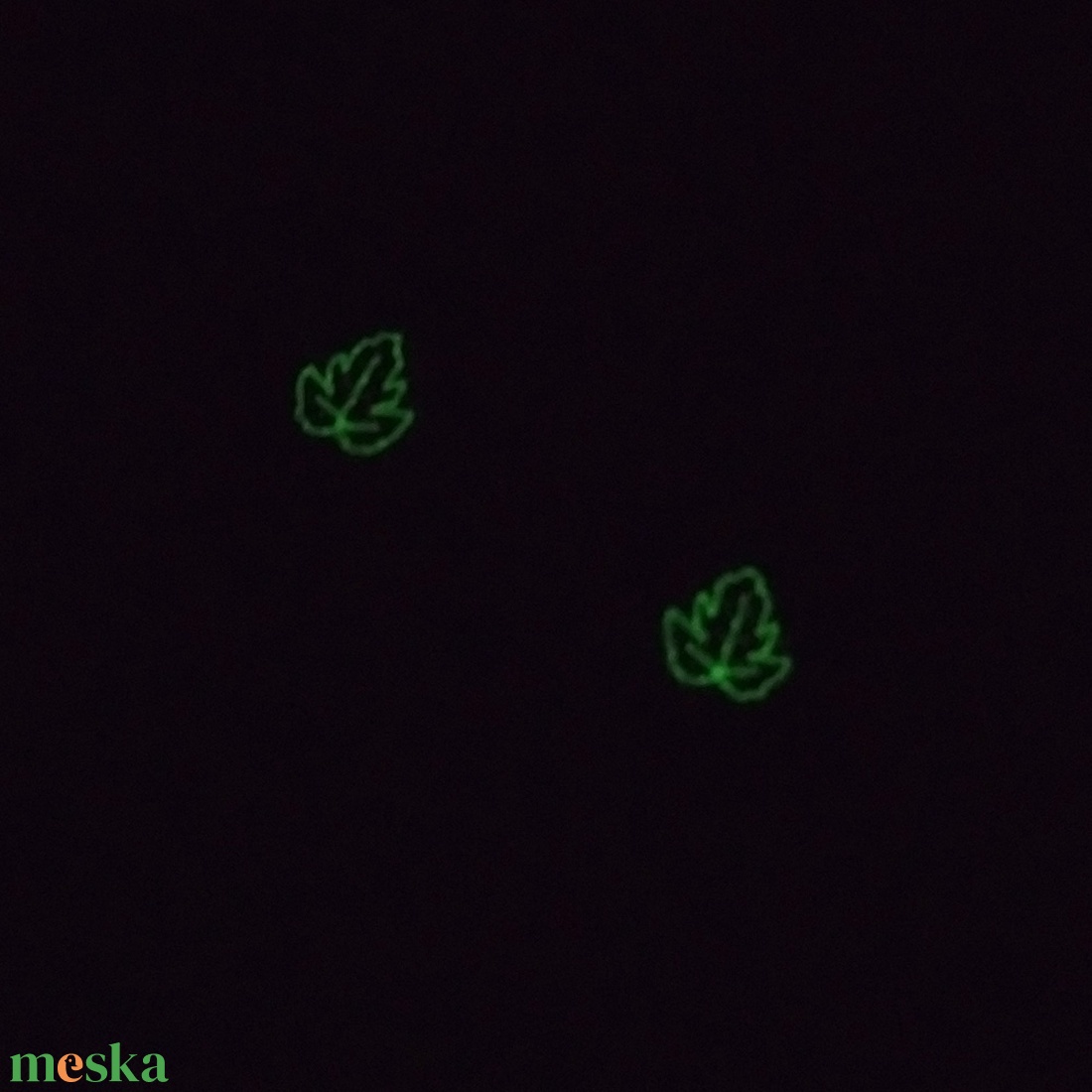 Levél - hímzett fülbevaló (sötétben világít) - ékszer - fülbevaló - lógó fülbevaló - Meska.hu