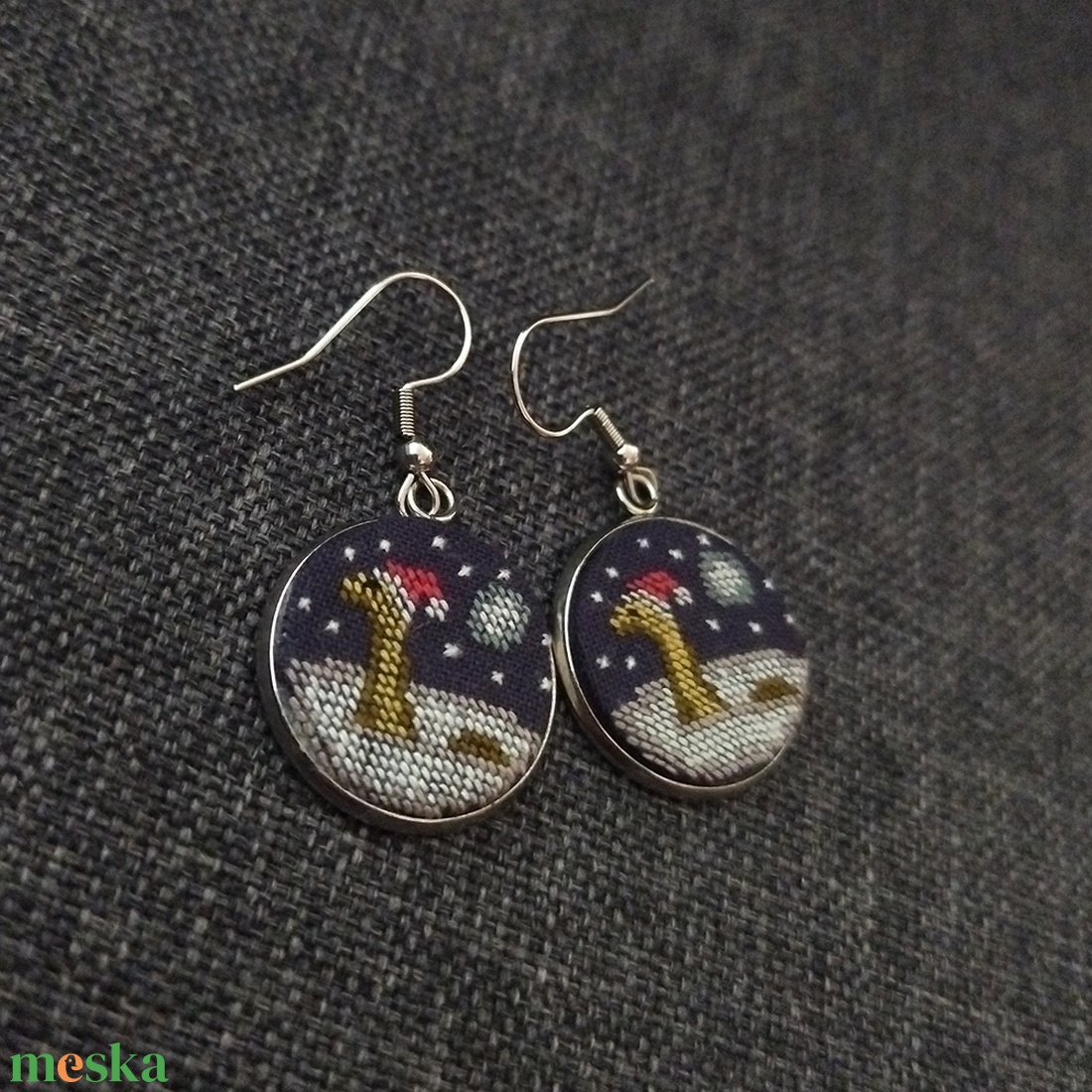 Nessi - Hímzett fülbevaló - ékszer - fülbevaló - lógós kerek fülbevaló - Meska.hu