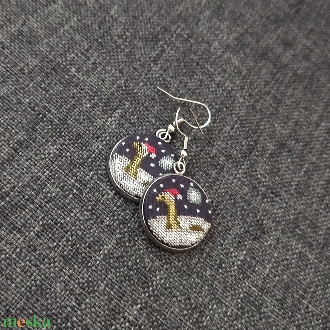 Nessi - Hímzett fülbevaló - ékszer - fülbevaló - lógós kerek fülbevaló - Meska.hu