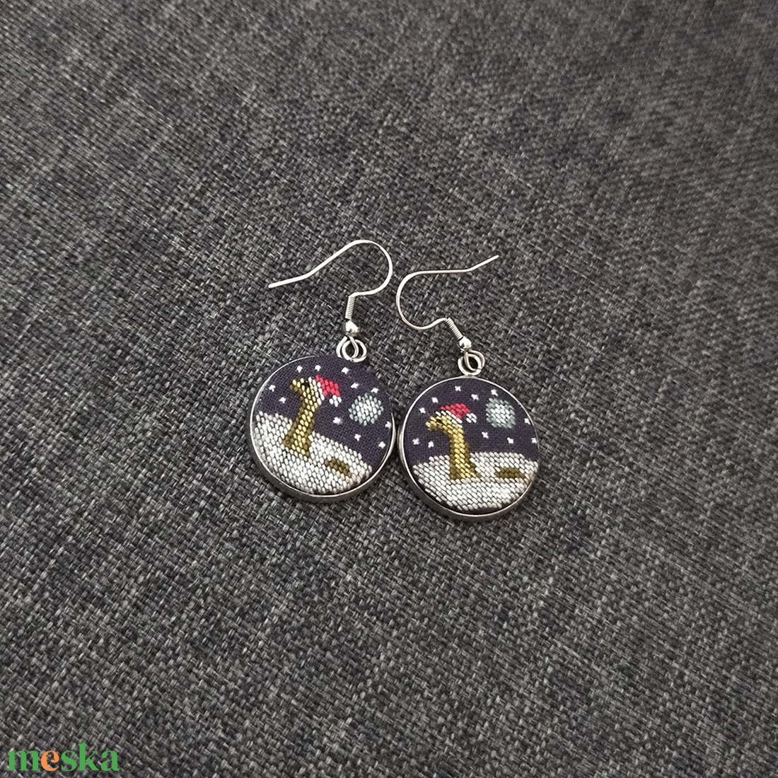 Nessi - Hímzett fülbevaló - ékszer - fülbevaló - lógós kerek fülbevaló - Meska.hu