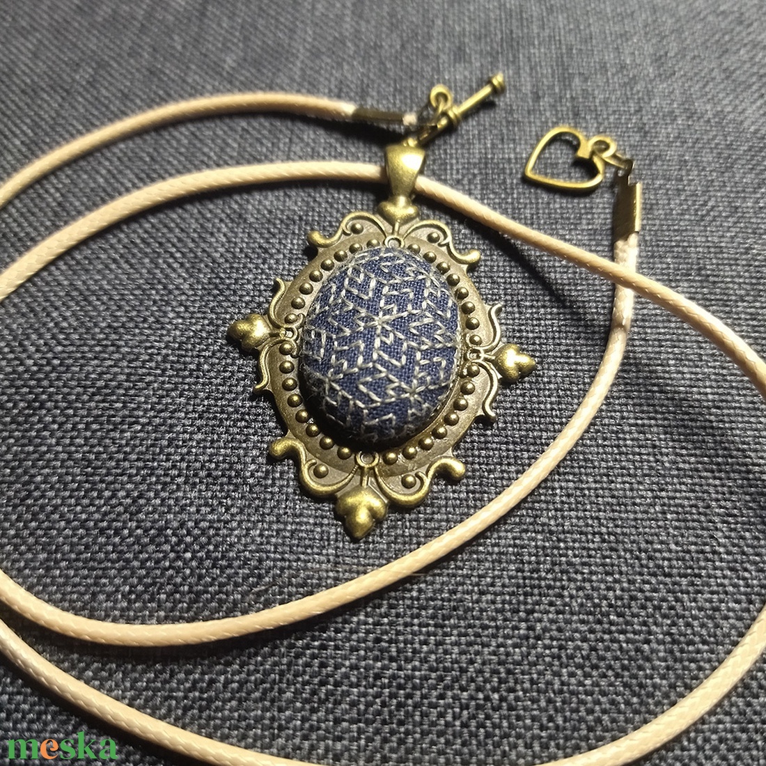 Geometrikus - hímzett medál - ékszer - nyaklánc - medál - Meska.hu