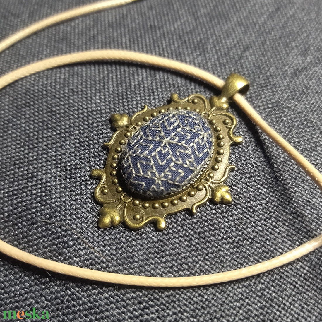 Geometrikus - hímzett medál - ékszer - nyaklánc - medál - Meska.hu