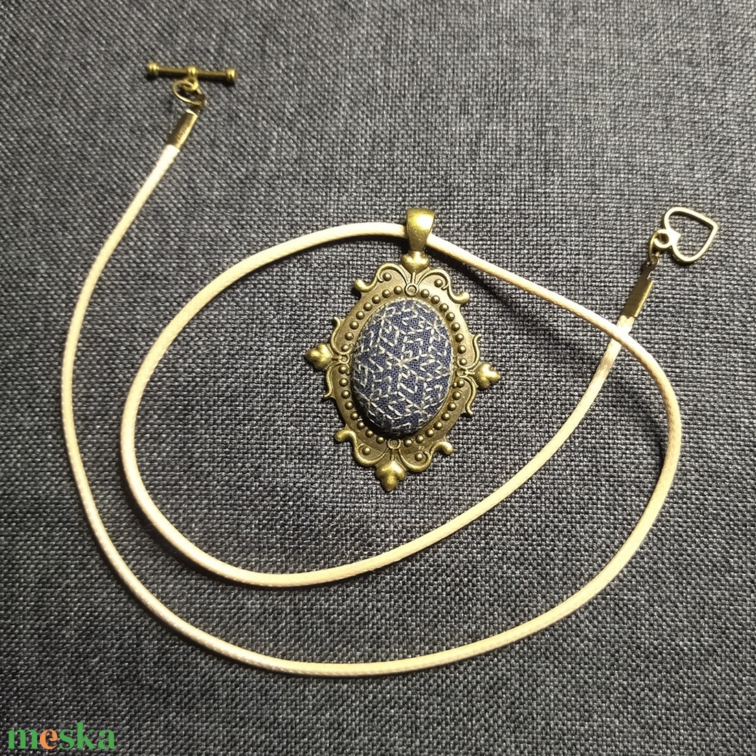 Geometrikus - hímzett medál - ékszer - nyaklánc - medál - Meska.hu