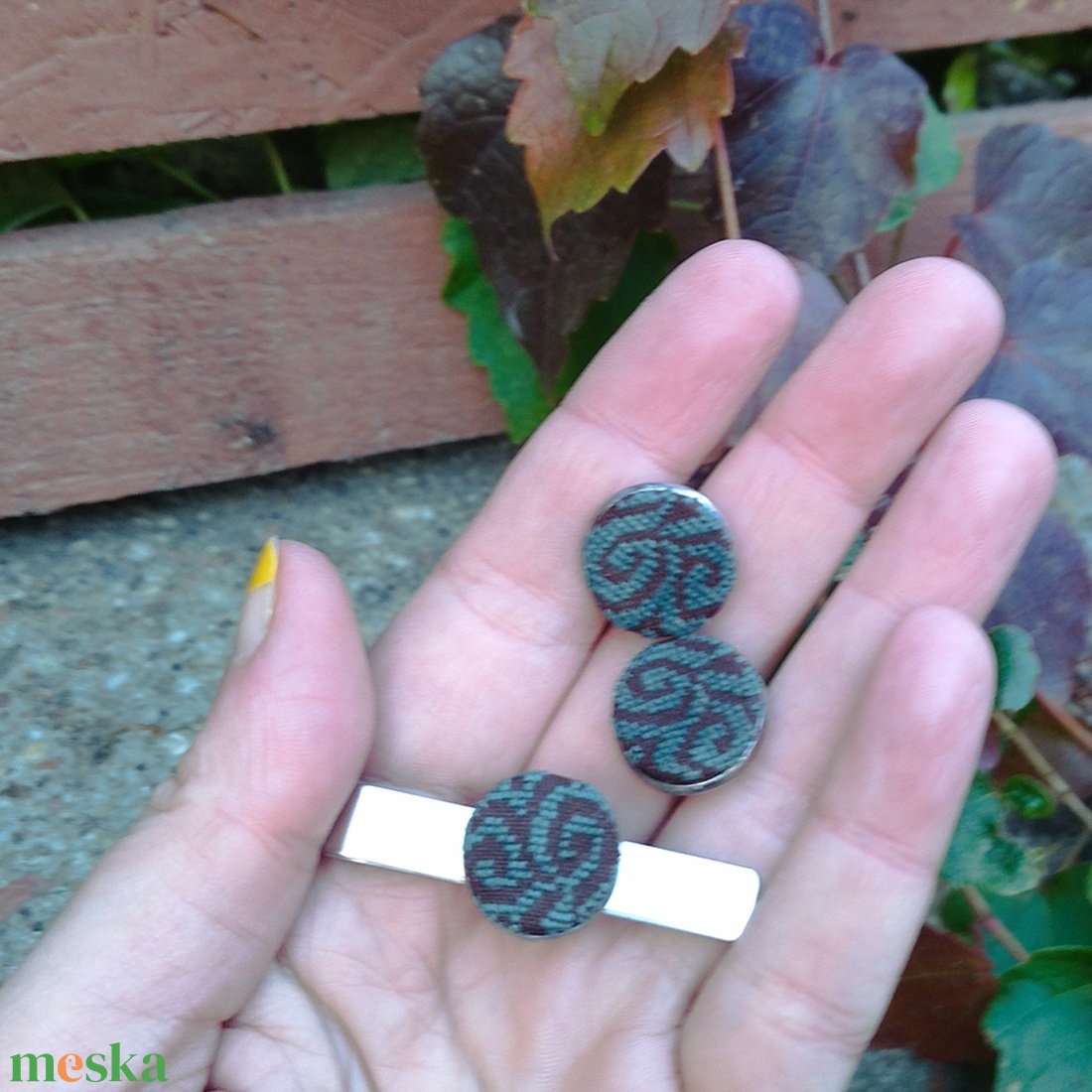 Hímzett mandzsettagomb és nyakkendőtű, nonfiguratív - ékszer - mandzsettagomb - Meska.hu